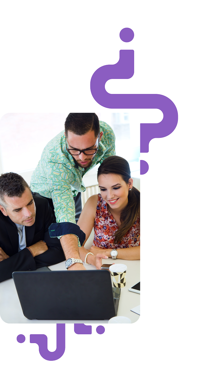 Equipo trabajando en soluciones